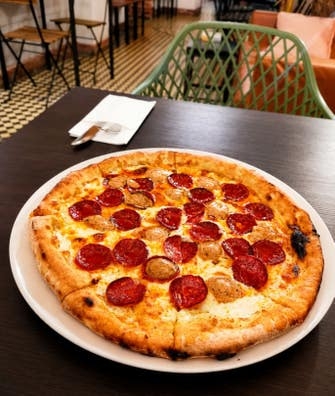 PIZZERÍA BUSCA CAMARERO/A ?