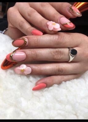 Se busca manicurista