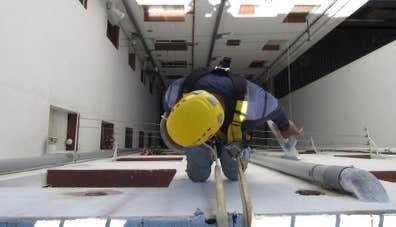 Fontanero en trabajo vertical