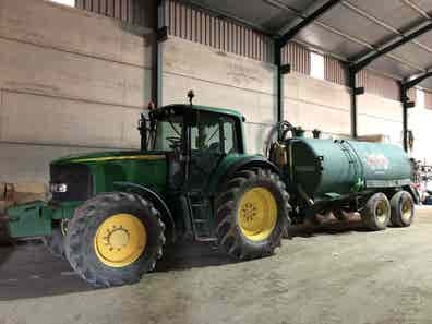 maquinista de tractor con cuba de agua
