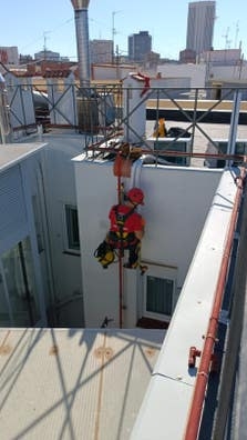 Operario trabajos verticales