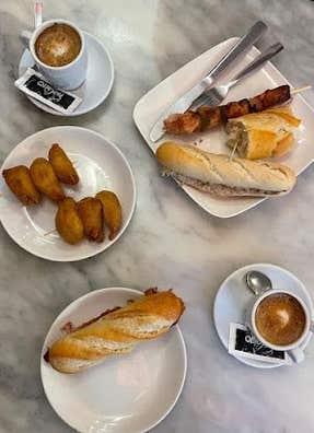 SE BUSCAN CAMAREROS/AS Y COCINERO/A