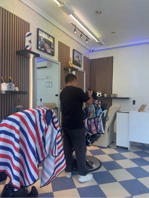 SE BUSCA BARBERO