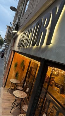 Buscanos camarera