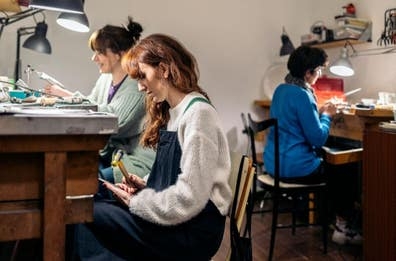 Personal para producción de bisutería