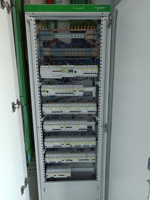 Electricista serio