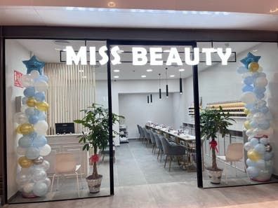 ? ¡Se busca Manicurista!