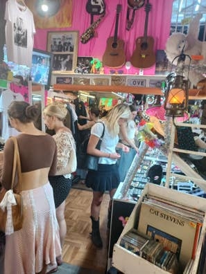 se necesita CHICA para tienda de ropa