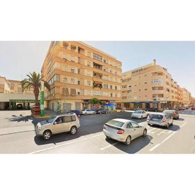 LOCAL 82 M2 EN ZONA COMERCIAL TORREVIEJA