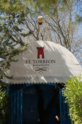 HOSTESS / RECEPCIÓN Y ADMINISTRACIÓN