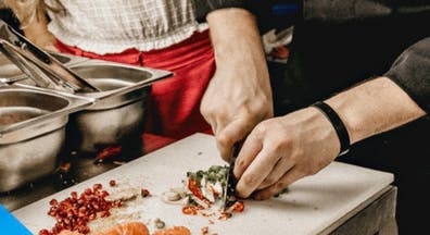 Se Solicita Ayudante de Cocina