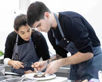COCINERO PERUANO Y AYUDANTE