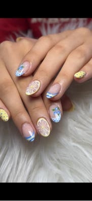 SE NECESITA MANICURISTA CON PAPELES