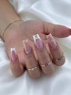 Se busca manicurista