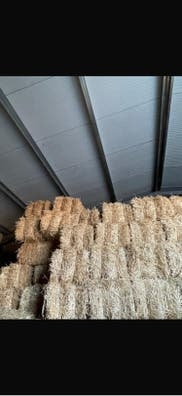 Se venden paquetes pequeños de paja