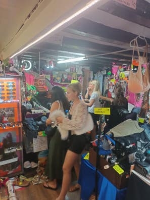 se necesita CHICA para tienda de ropa