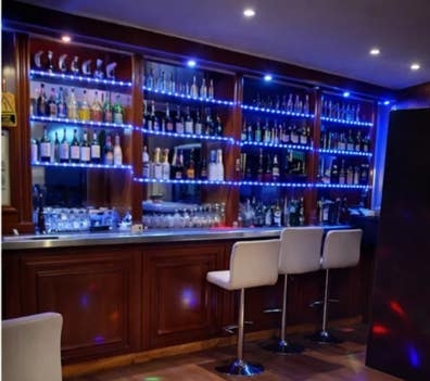 camarera de pub Áfricana