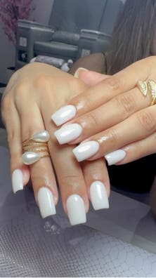 Se busca manicurista-lashista