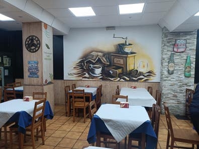 camarera con nociones de cocina