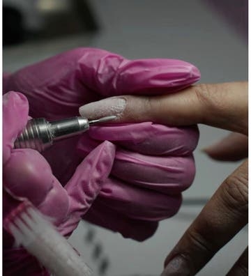 Se busca manicurista
