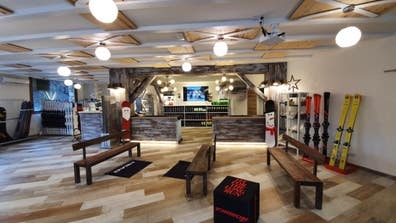 Dependiente tienda de alquiler de esquí