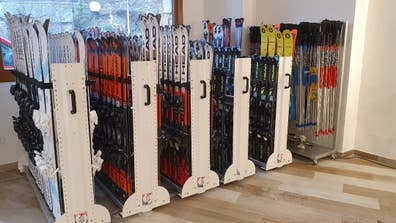 Dependiente tienda de alquiler de esquí