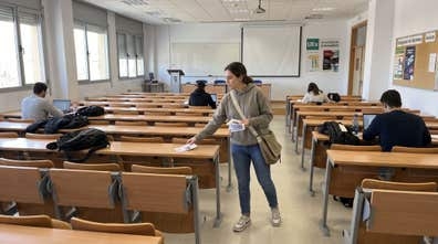 Reparto de folletos en facultad Badajoz