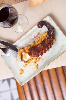 Se busca ayudante de cocina y cocinero