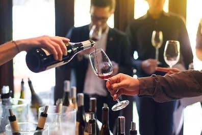 SOMELIER DE VINO Y LICORES