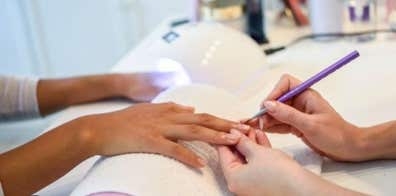 SE NECESITA MANICURISTA